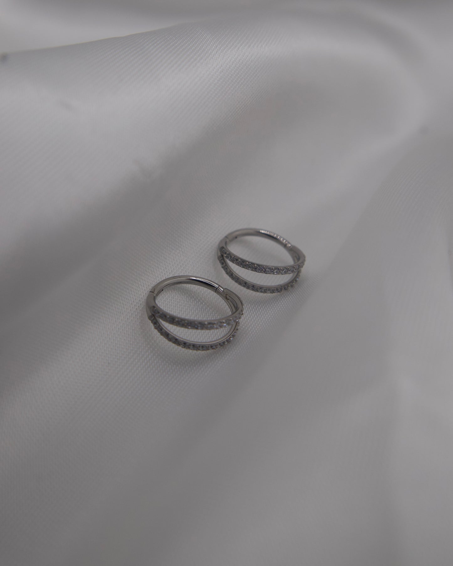 Doppelter Ohrring mit Steinen