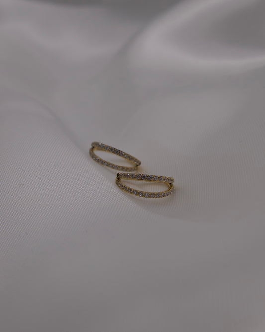 Doppelter Ohrring mit Steinen